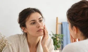 De ce te ustură crema de față? Ce verifici înainte să schimbi rutina